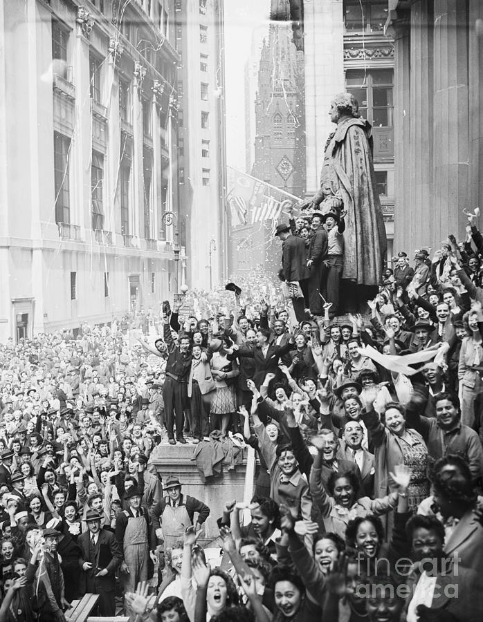 Workers On Wall Street Celebrating Photograph by Bettmann