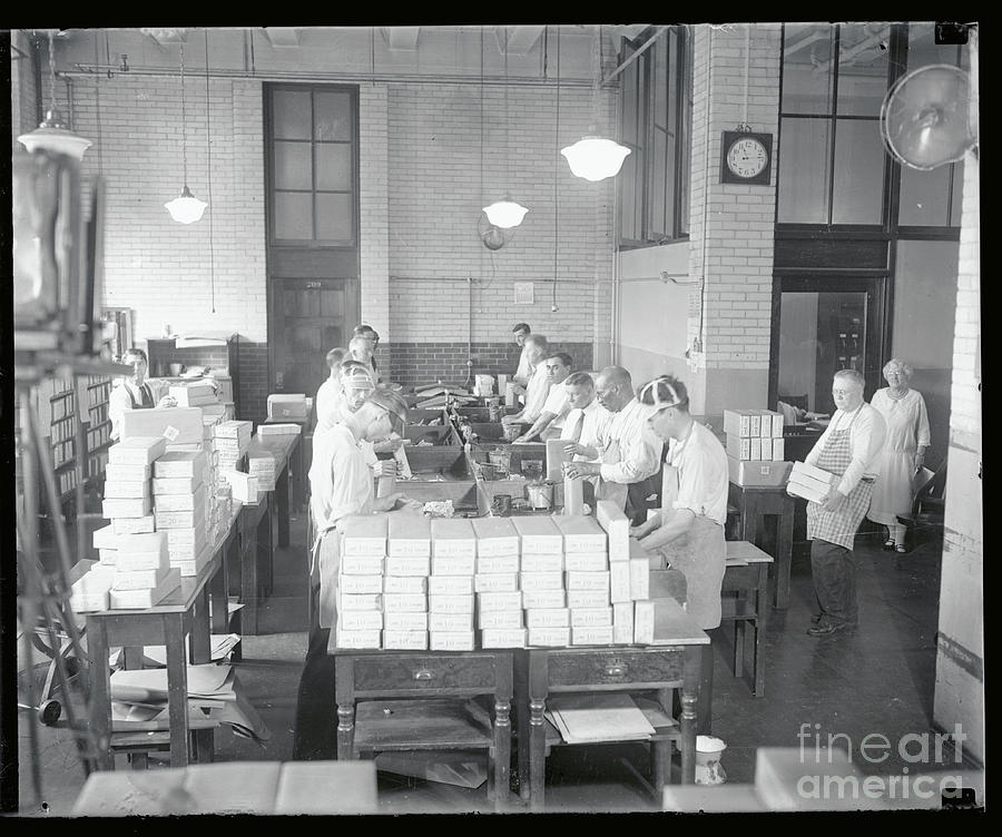 Workers Packing Up New Currency Photograph by Bettmann