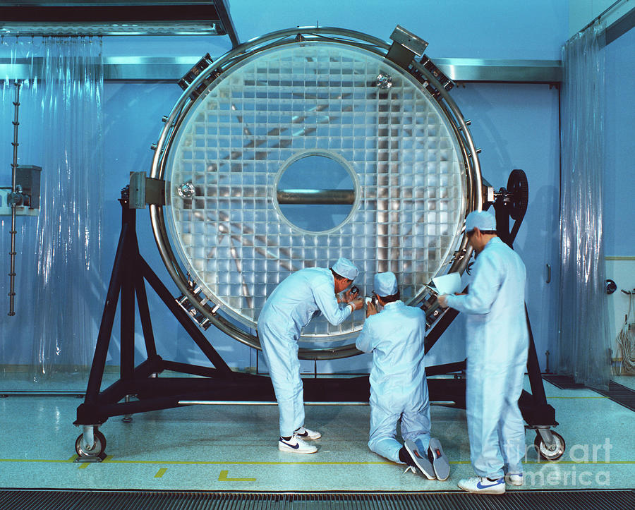 Workers Polishing Hubble Telescope Photograph by Bettmann