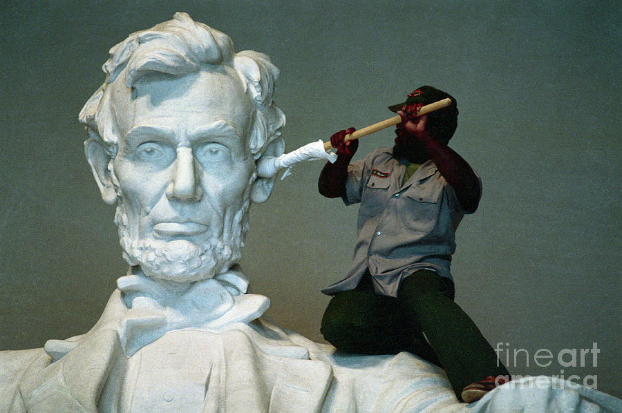 Workman Cleaning Ear Of Lincoln Photograph by Bettmann