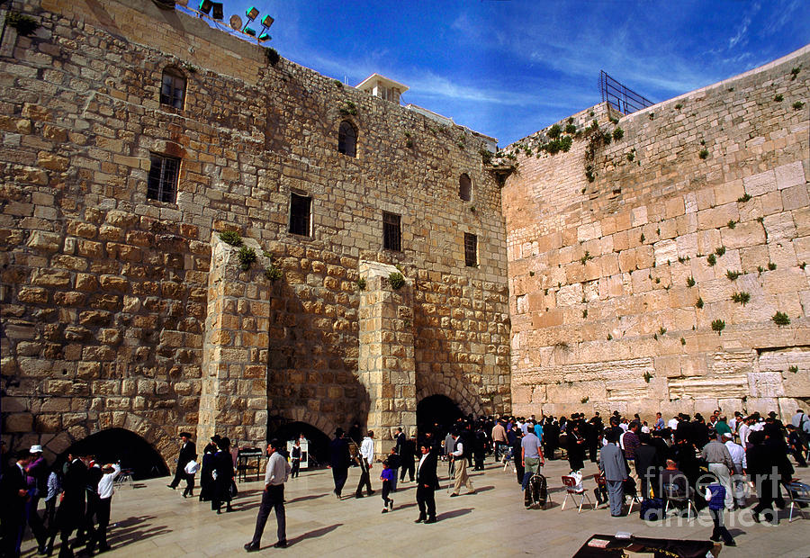 https://images.fineartamerica.com/images/artworkimages/mediumlarge/2/worshippers-at-the-wailing-wall-jerusalem-wernher-krutein.jpg