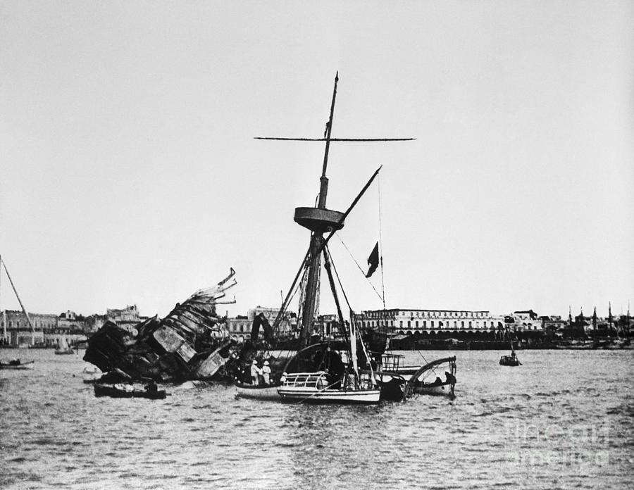 Wreckage Of The Maineshipspanish-ameri Photograph by Bettmann