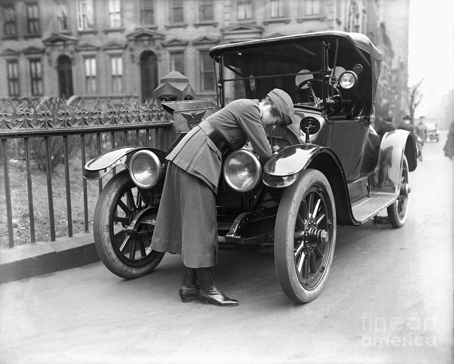 Wwi Female Volunteer Fixing Automobile Photograph by Bettmann