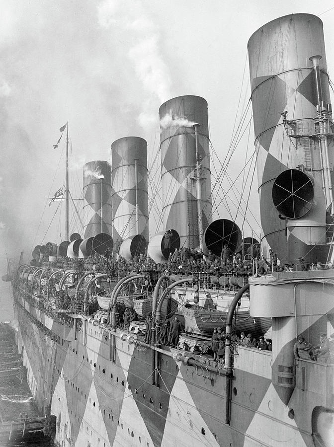 Wwi, Rms Mauretania, Dazzle Camouflage Photograph by Science Source