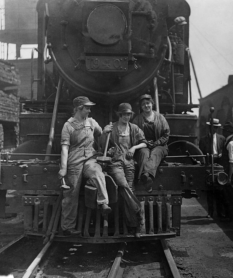 Wwi, Women Laborers, 1918 Photograph by Science Source