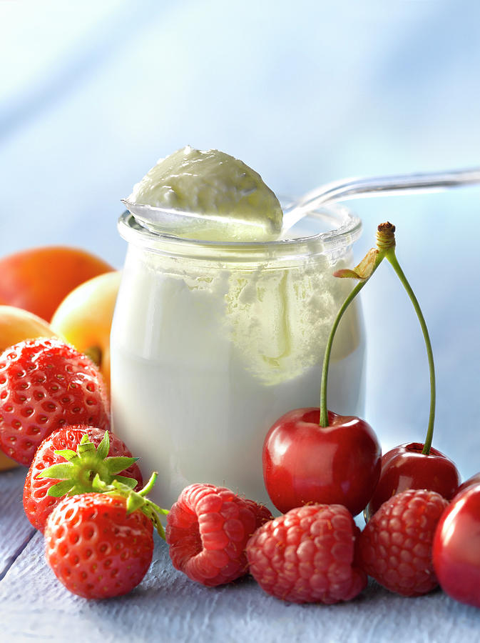 Yaourt Entame Et Fruits Open Yoghurt In A Glass Pot And Fruit 