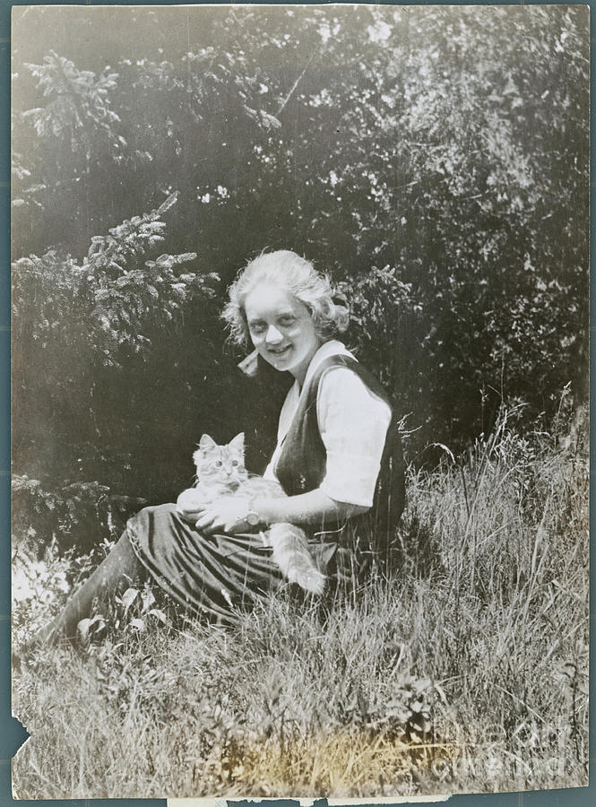 Young Bette Davis Posing With Cat Photograph by Bettmann