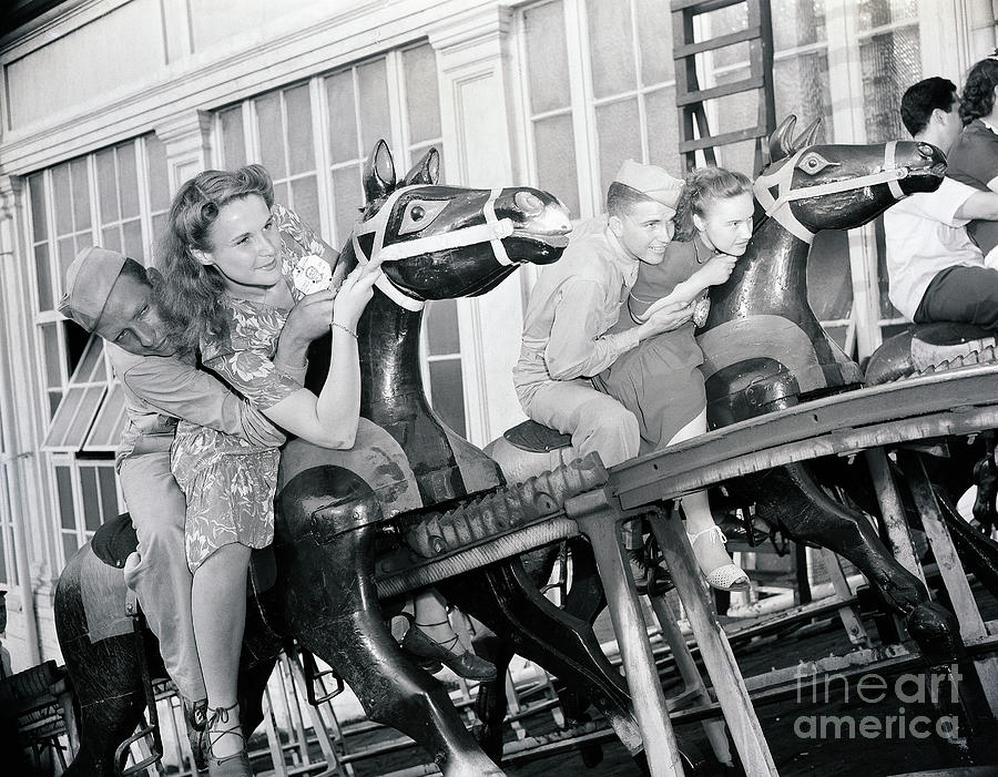Young Couples On Steeplechase Ride Photograph by Bettmann