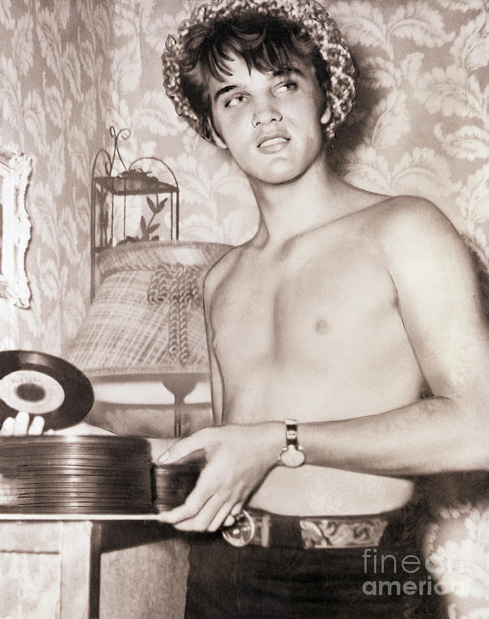 Young Elvis, 1954 Photograph by Bettmann