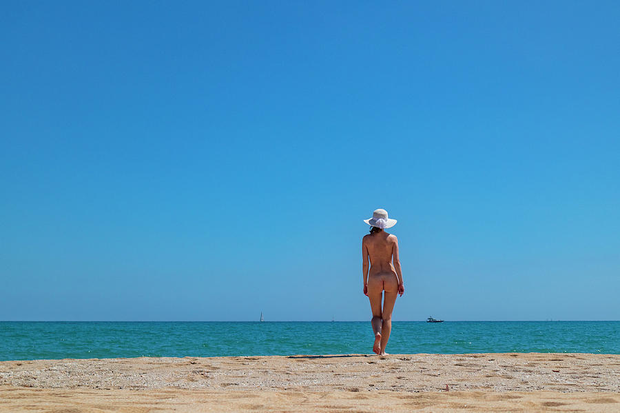 Girl nude beach 