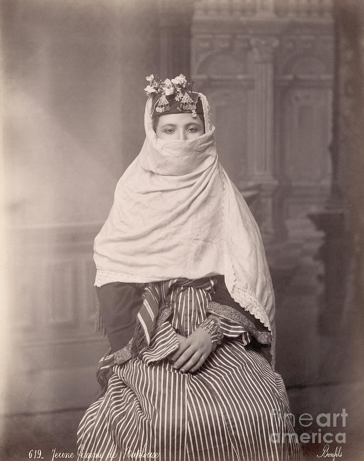 Young Woman In Traditional Middle Photograph by Bettmann