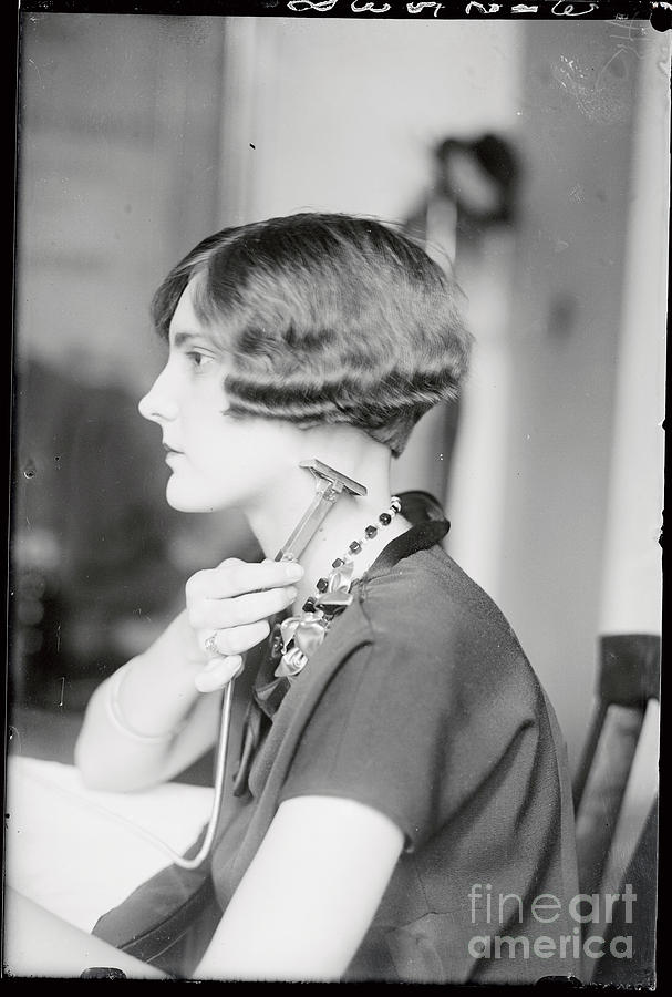 Young Woman Shaving Her Hairline Photograph by Bettmann