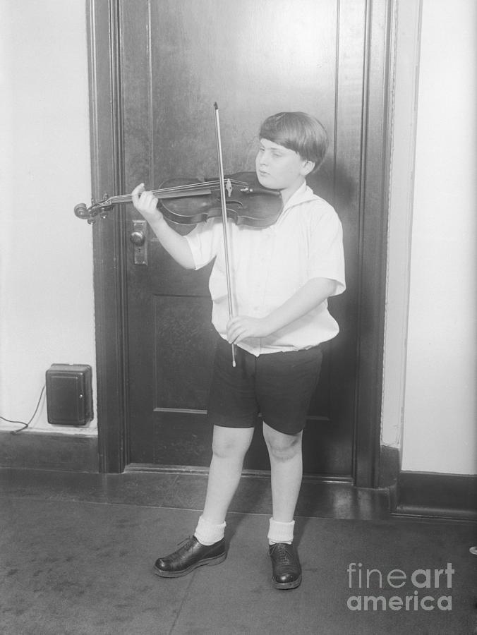 Young Yehudi Menuhin Playing Violin Photograph by Bettmann