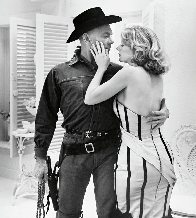 YUL BRYNNER and BLYTHE DANNER in FUTUREWORLD -1976-. Photograph by Album