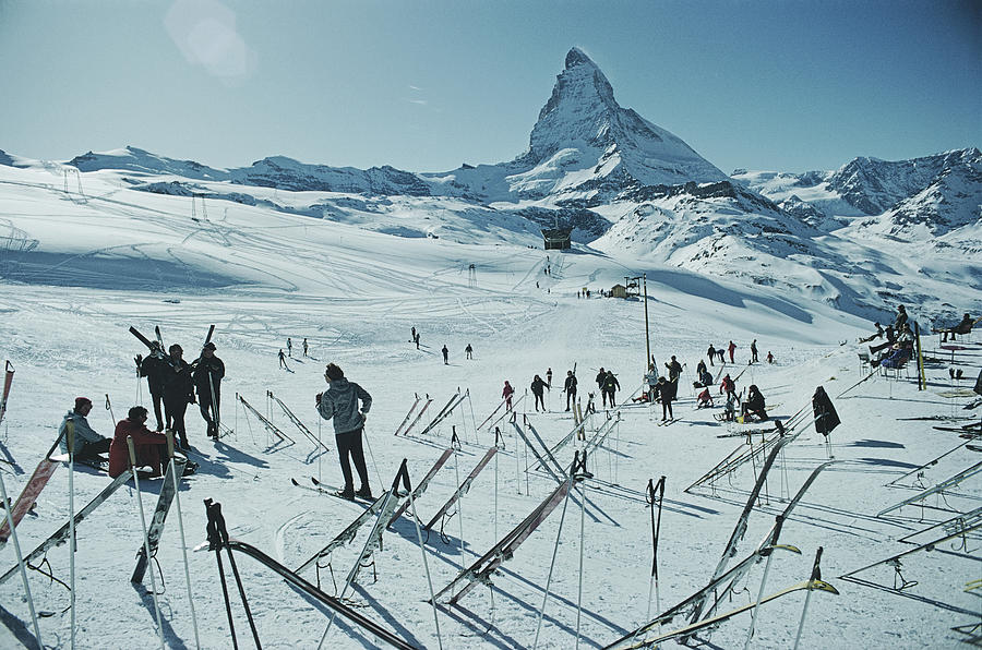 Shadow Photograph - Zermatt Skiing by Slim Aarons