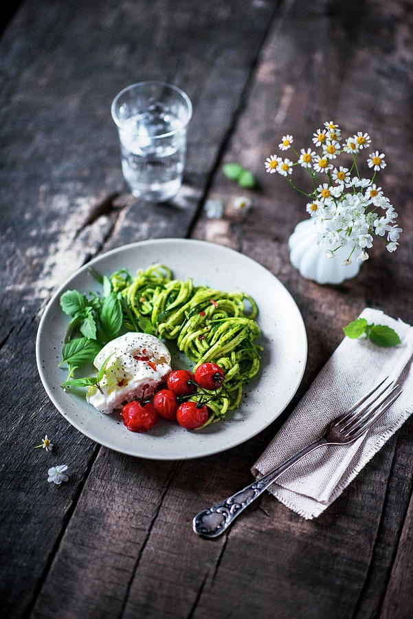 Zoodles With Pesto, Ovenroasted Tomatoes And Buffalo Mozzarella