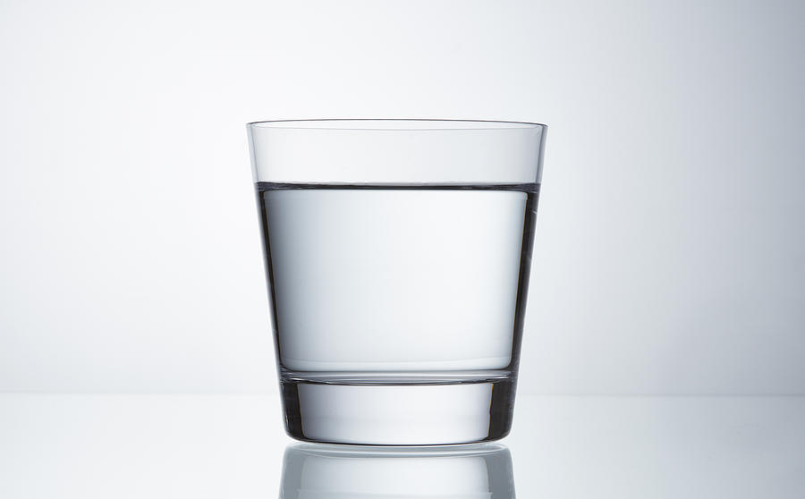 グラスに水を注ぐ Photograph by Yuji Kotani