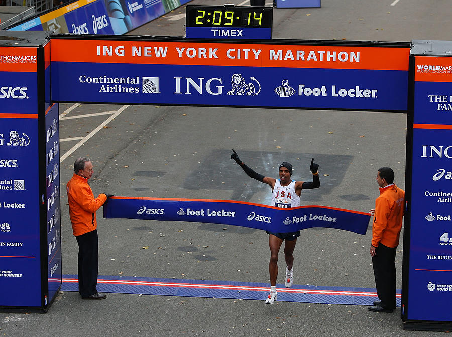 40th ING New York City Marathon #1 Photograph by Mike Stobe