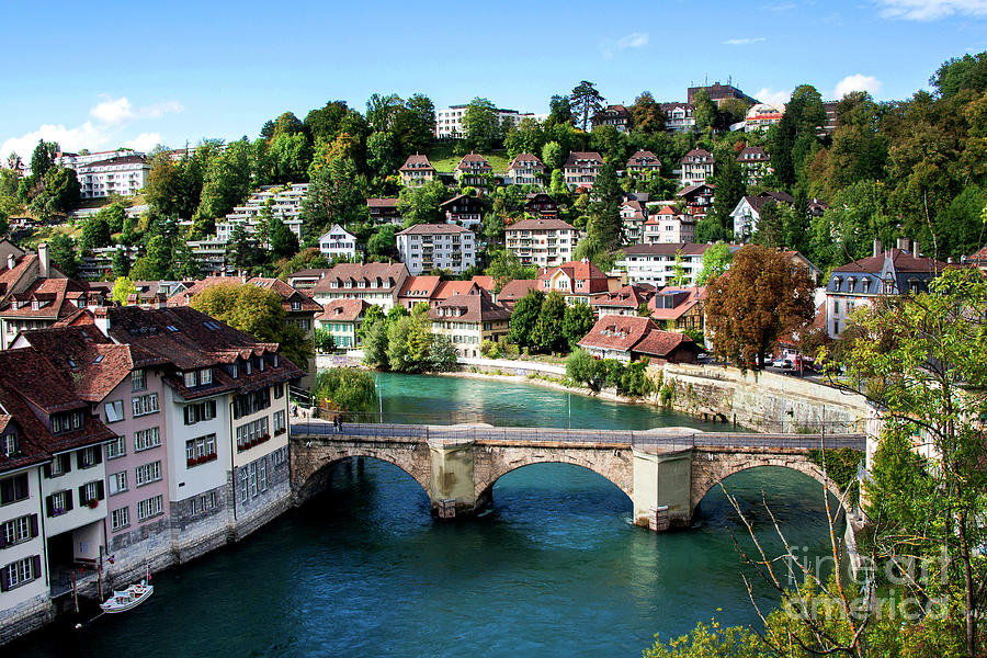 Beautiful Historic Architecture of the Old Town of Bern with Aare River ...