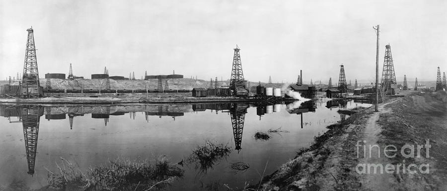 CALIFORNIA OIL FIELD, c1910 #1 Photograph by Granger