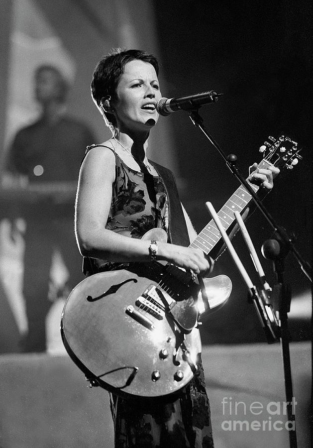 DOLORES O'RIORDAN PHOTO THE CRANBERRIES Black and White 8X10 Concert Photo 