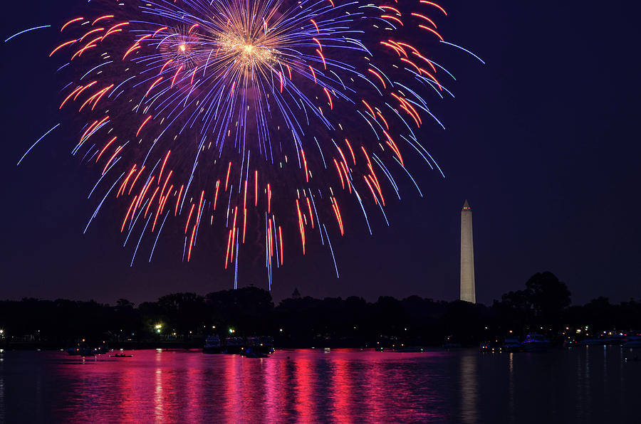 Fourth of July fireworks on the National Park tidal basin, with ...