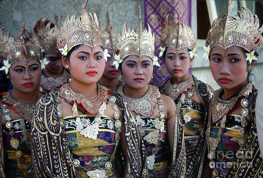 Girls Lined up for a Dance in Ubud Bali Photograph by Wernher Krutein ...