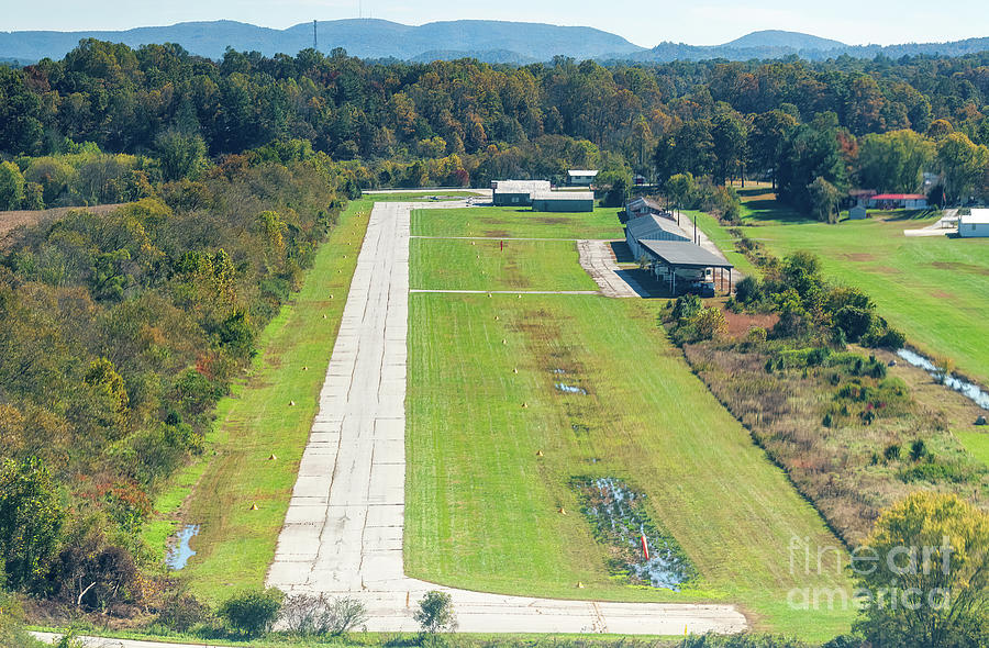 Hendersonville County Airport in North Carolina - Landing Approa #1 Photograph by David Oppenheimer
