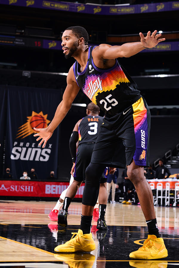 LA Clippers v Phoenix Suns Photograph by Michael Gonzales