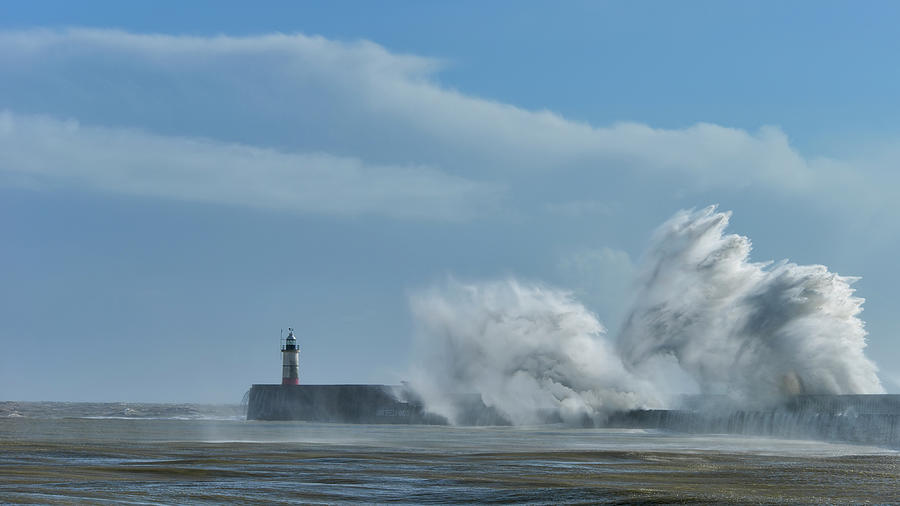 massive-waves-crash-over-harbour-wall-onto-lighthouse-during-hug