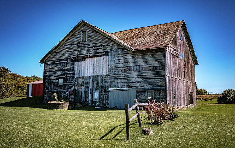 Farm Photograph - Pennsylvania Barn #1 by Linda Unger