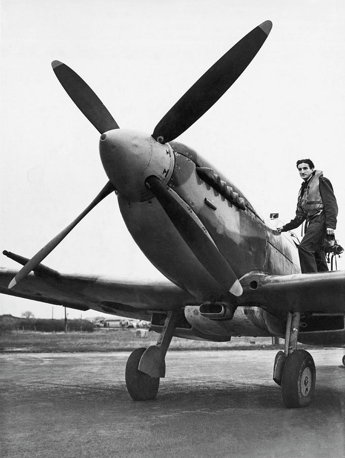 RAF Pilot With Spitfire Plane Photograph by Underwood Archives - Fine ...