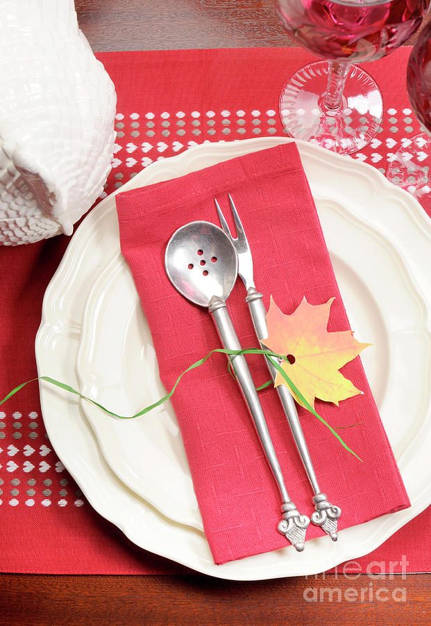 Red and white theme table setting for Thanksgiving or Christmas place ...