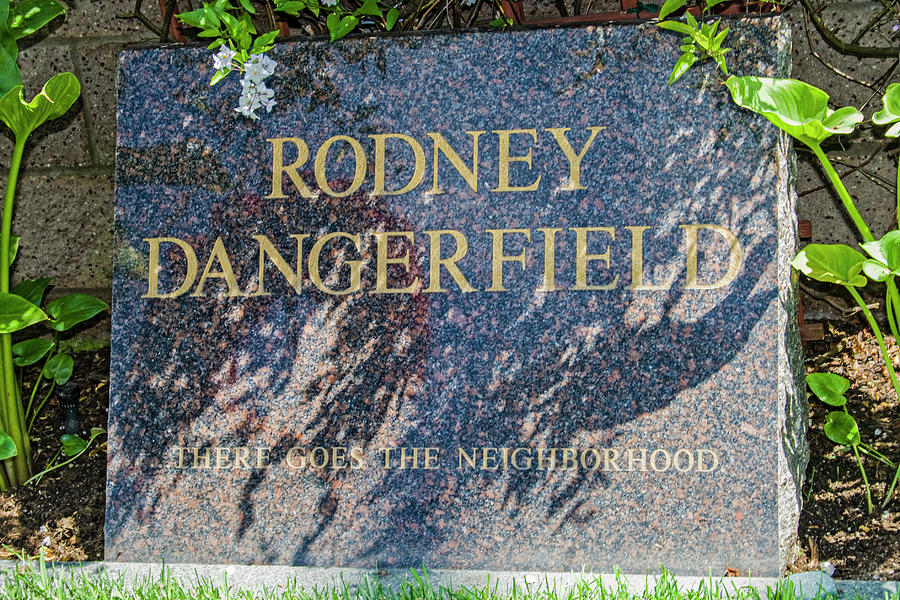 Rodney Dangerfield's grave (photo)