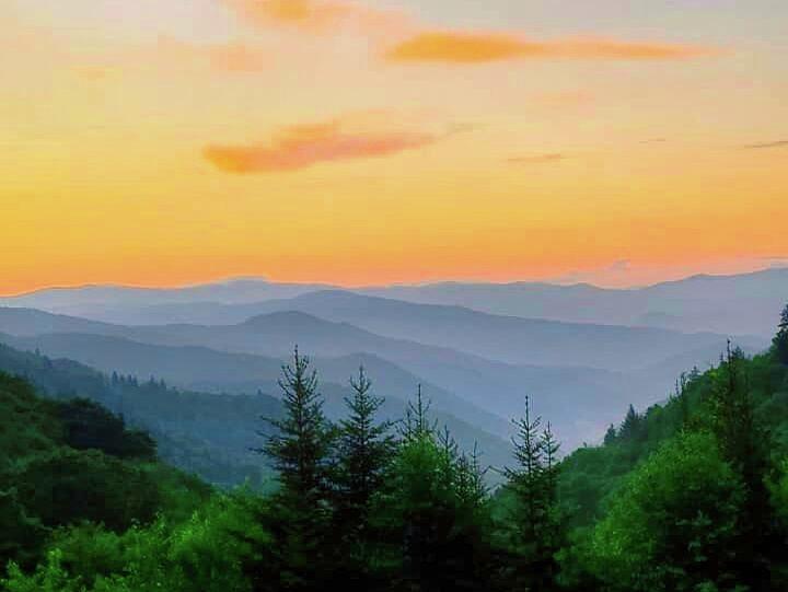 Sunrise at Oconaluftee Valley Overlook in the Smoky Mountains ...