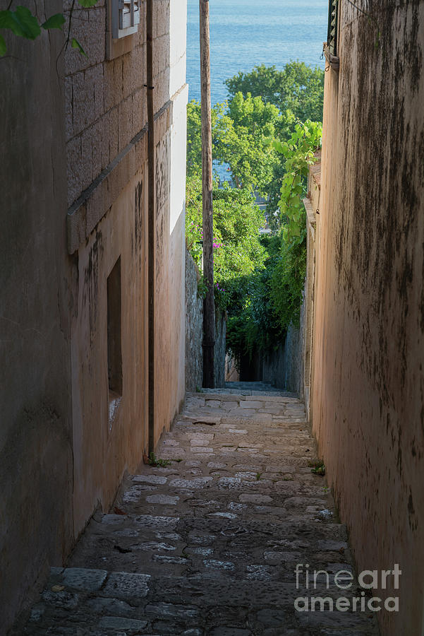 Steep Steps and Narrow Street in Dubrovnik Old Town Editorial Photo - Image  of dalmatia, famous: 151455496