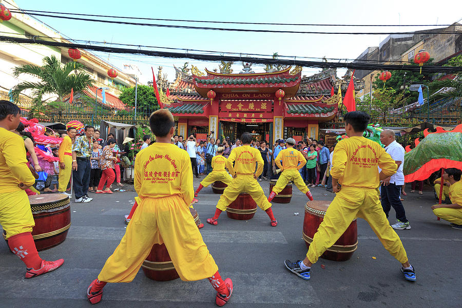The drummers is playing for performing in the lion dance ceremony in Ho ...