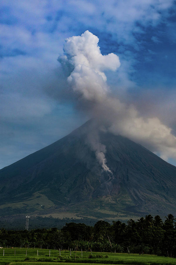 The Morning View Of The Mayon Volcano Photograph By William E Rogers Fine Art America 