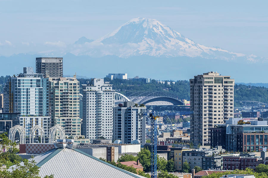 The view of Seatlle and Mount Rainier from observation deck in K ...