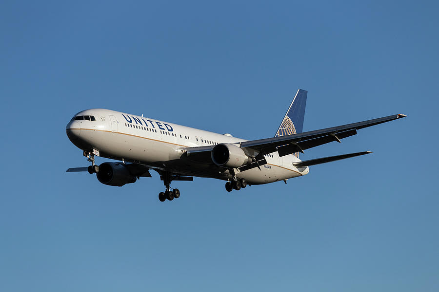 United Airlines Boeing 767-332 Photograph