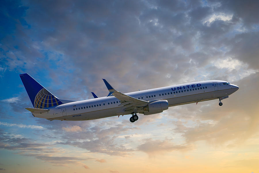 Transportation Photograph - United Boeing 737 #1 by Chris Smith