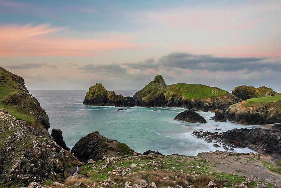 Beautiful dawn landscape over Kynance Cove in Cornwall England w ...