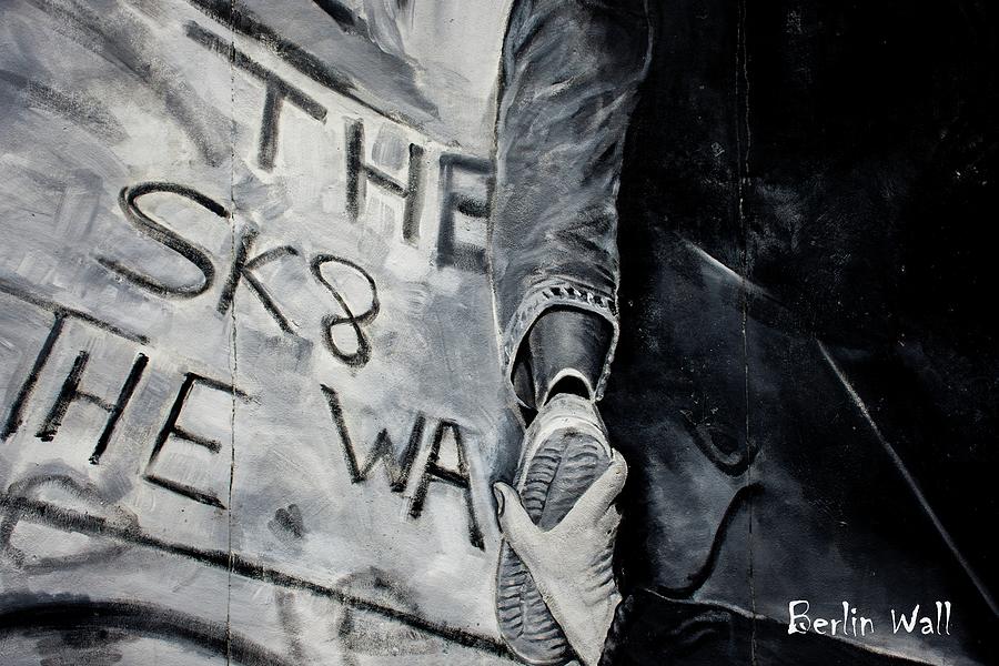 Berlin Wall #15 Photograph by Robert Grac