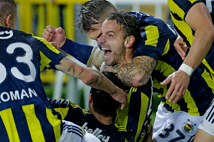 Fenerbahce v Sivasspor - Turkish Super lig #15 Photograph by Soccrates Images