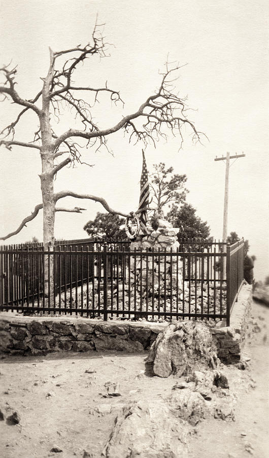 Flag Photograph - 1920s Buffalo Bill Grave by Marilyn Hunt