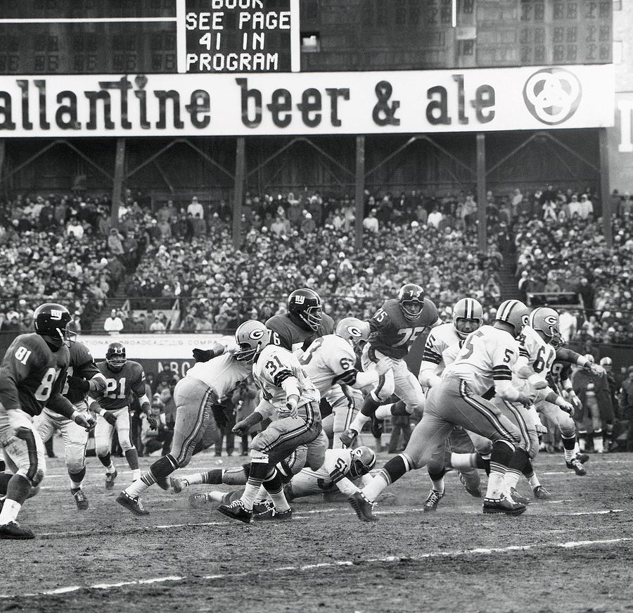 1962 NFL Championship: Green Bay Packers v New York Giants Photograph by Robert Riger