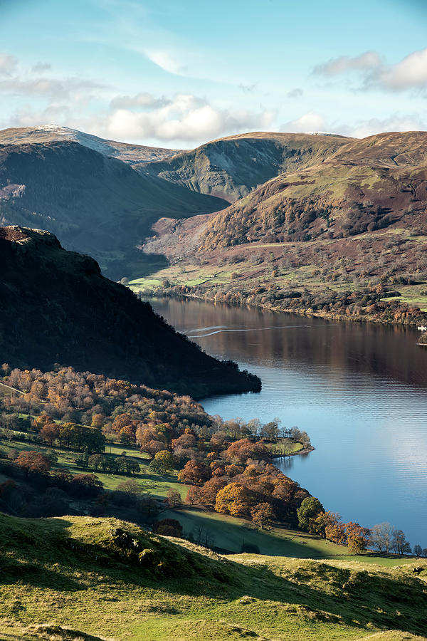 Beautiful Autumn Fall landscape of Ullswater and surrounding mou ...