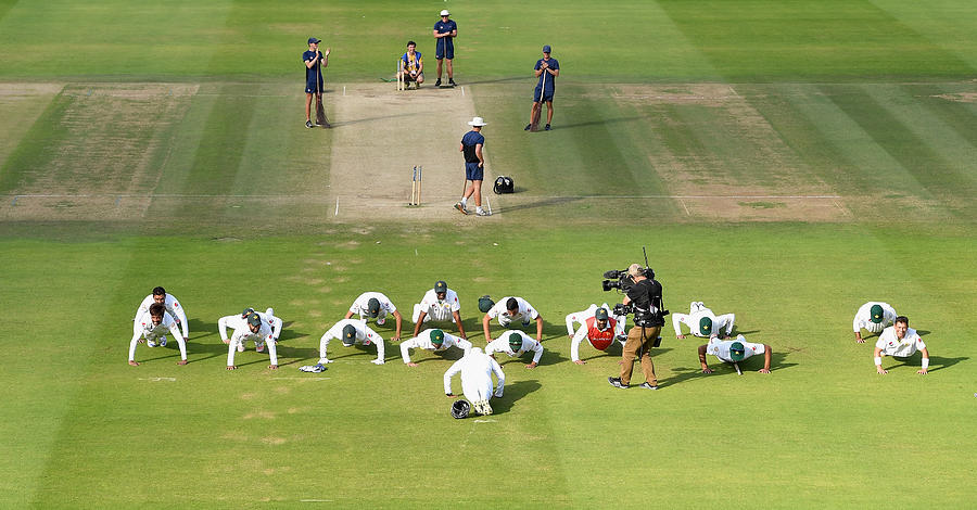 England v Pakistan: 1st Investec Test - Day Four #2 Photograph by Gareth Copley