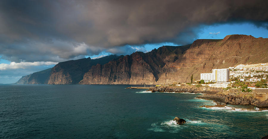 Los Gigantes Photograph by Gavin Lewis