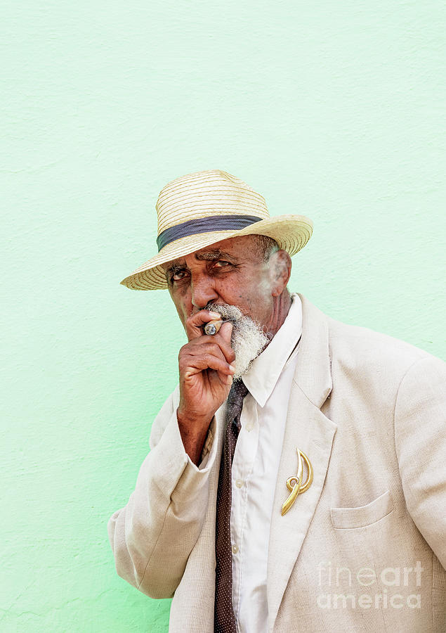 Cuba, Trinidad, boss, straw hat, cigar, light, page portrait, no